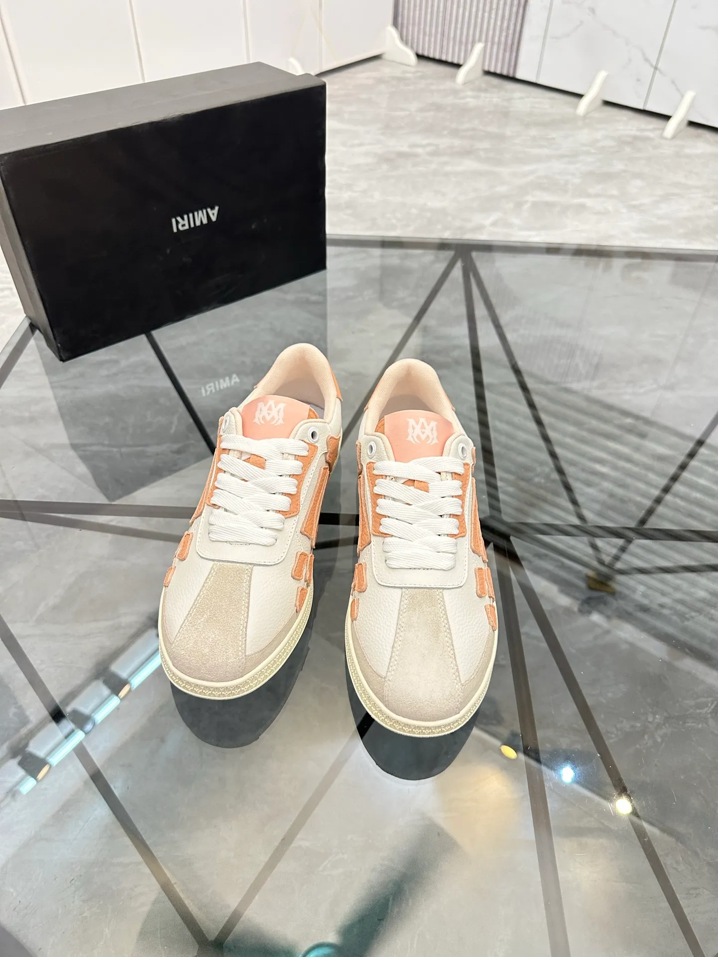 Men's shoes: 💰P420¥ Product trademark: AMIRI* "Amir*" low-top casual shoes Regular size: 38-45 (can be customized to 46) Product material: imported nubuck leather upper, breathable lining, original outsole. Number: 001